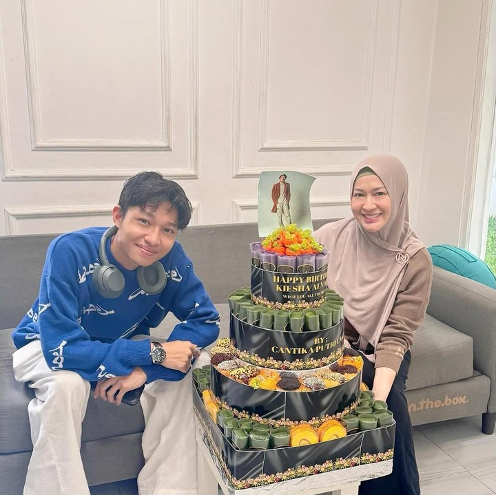 <p>Melalui unggahan di Instagram, Okie membagikan potret saat berpose bareng Kiesha di hari spesial ini. Okie memberikan kue ulang tahun spesial yang terbuat dari beberapa jenis kue. Alih-alih menaruh lilin, Okie meletakkan foto putranya di kue ulang tahun ini. (Foto: Instagram @okieagustina_)</p>