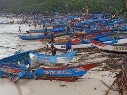 Nekat Melaut Saat Cuaca Buruk, 2 Perahu Nelayan Terbalik