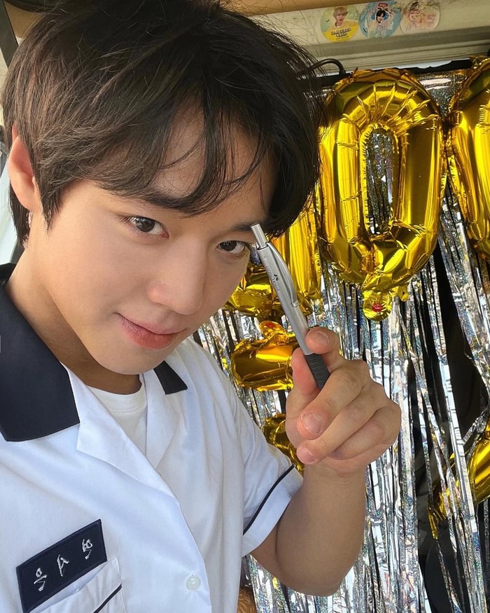 Lahir pada 29 Mei 1999 di Masan, Korea Selatan, Park Jihoon memiliki seorang kakak laki-laki dan merupakan anak bungsu dari dua bersaudara. Menariknya, ia sudah terjun ke dunia hiburan Korea Selatan sejak kecil, lho!/ Foto: instagram.com/yy_ent