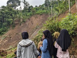 6 Warga Trenggalek Diduga Tertimbun Longsor Sedalam 10 Meter