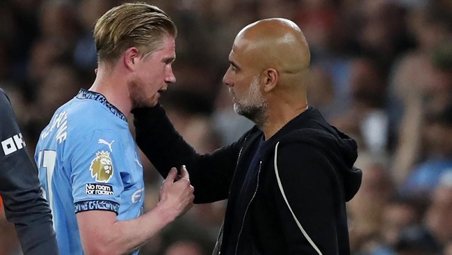 Pelatih Manchester City Pep Guardiola tak kuasa menahan air mata di momen perpisahan Kevin De Bruyne, Rabu (21/5) dini hari WIB.