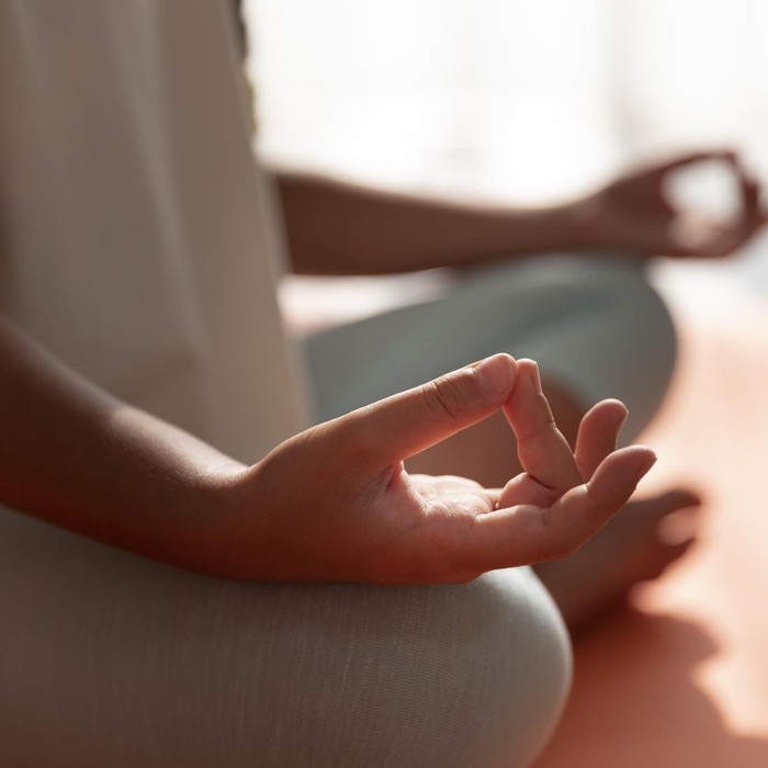 Dua kebiasaan sederhana yang sangat powerful untuk membuat tubuh dan pikiran tetap muda, segar, dan sehat ialah dengan melakukan meditasi dan tidur yang cukup.