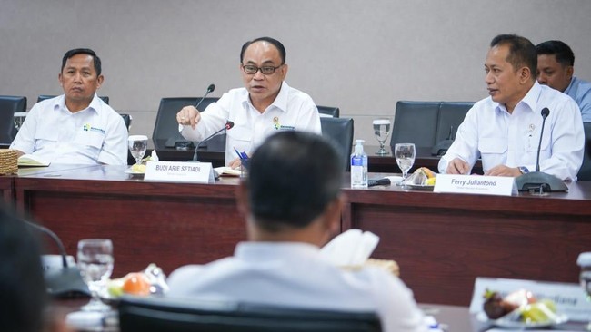 Menkop Budi Siap Berantas Rentenir Berkedok Koperasi Menteri Koperasi Budi Arie mengatakan masih ada perspektif negatif tentang koperasi karena praktik rentenir berkedok koperasi.