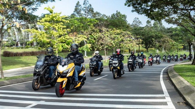 Tips Memilih Oli Skutik Biar Touring Jarak Jauh Lancar Sepeda motor jenis matik seperti Yamaha Xmax dan Nmax memerlukan perhatian ekstra dalam pemilihan oli atau pelumas.