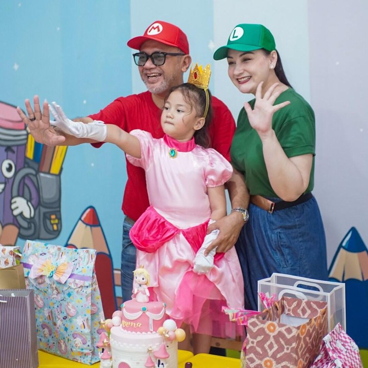 <p>Melalui akun Instagram pribadi, Mona Ratuliu mengunggah momen perayaan ulang tahun Numa di sekolah. Dari postingan tersebut, Numa tampak menggemaskan mengenakan gaun bernuansa <em>pink, </em>sarung tangan, hingga bando bak karakter seorang putri di Super Mario, yaitu Princess Peach. (Foto: dok. Instagram @monaratuliu</p>