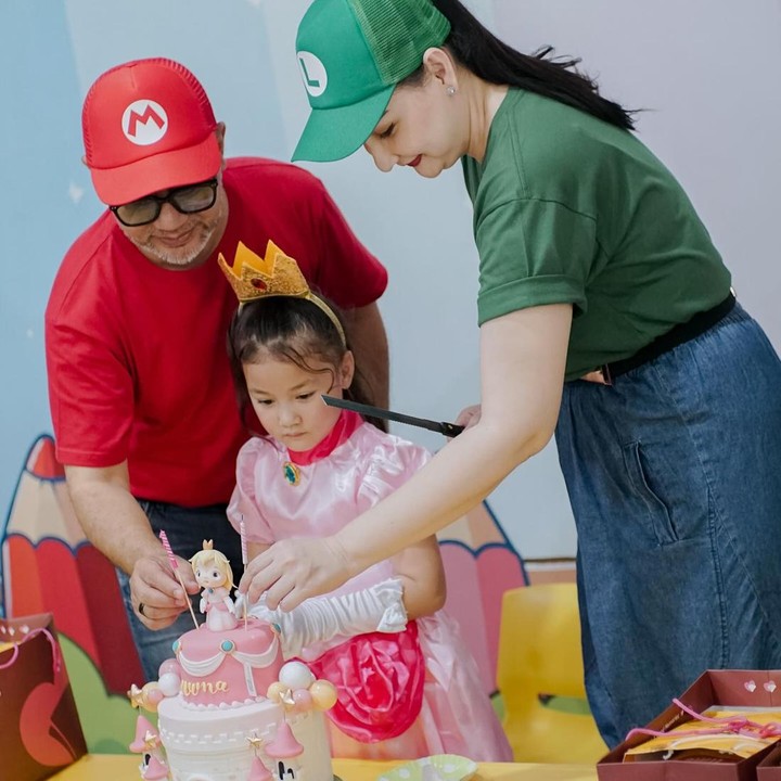 <p>Mona pun menceritakan perasaan putri bungsunya bisa merayakan ulang tahun di sekolah. "NUMA 5 TAHUUUUUN. Happy banget Numa jadi princess peach ulang tahun bareng temen-temen. Makasih yaaa sahabat-sahabat ig banyak banget yang udah doain Numa. Semoga doanya kembali ke keluarga kalian ya. Aamiin," tulis Mona sebagai keterangan foto unggahannya. (Foto: dok. Instagram @monaratuliu)</p>