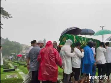 img-title Diguyur Hujan, 7 Foto Pemakaman Suami Najwa Shihab Dihadiri Anies Baswedan hingga Sudjiwo Tedjo