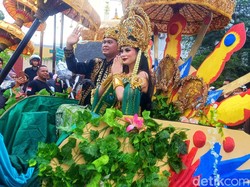 Aksi Sang Putri Nelayan dengan Busana Hijau dan Kereta Kencana