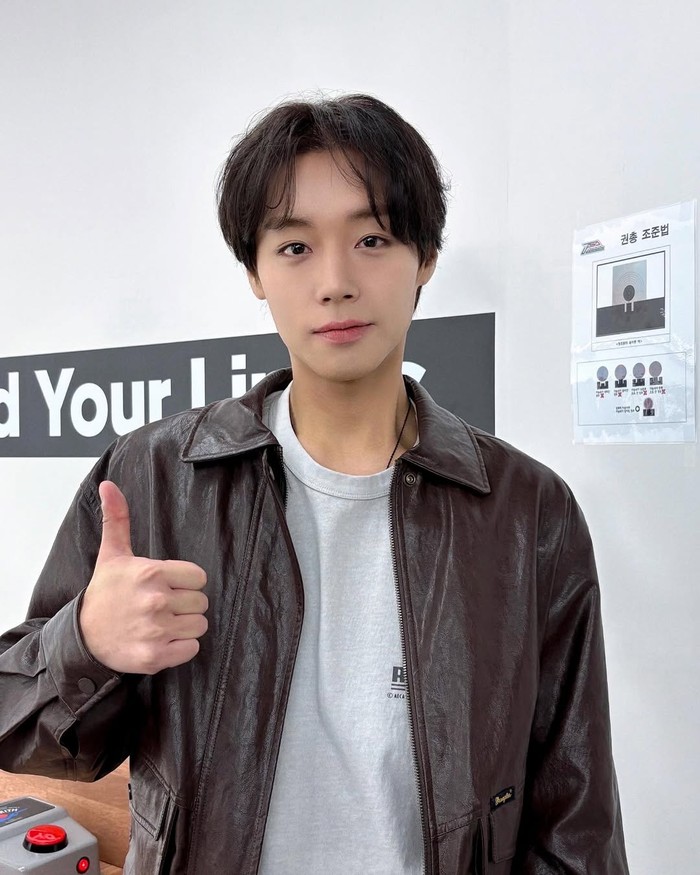 Perjalanan kariernya sebagai idol K-Pop dimulai pada 7 Agustus 2017 ketika ia resmi debut bersama Wanna One dengan berhasi meraih peringkat kedua di episode akhir survival show Korea Selatan yang ia ikuti di tahun yang sama./ Foto: instagram.com/yy_ent