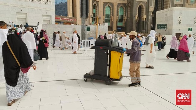 Sebanyak 4.000 orang petugas kebersihan bekerja untuk memastikan Masjidil Haram tetap bersih dan suci untuk beribadah jutaan jamaah haji.