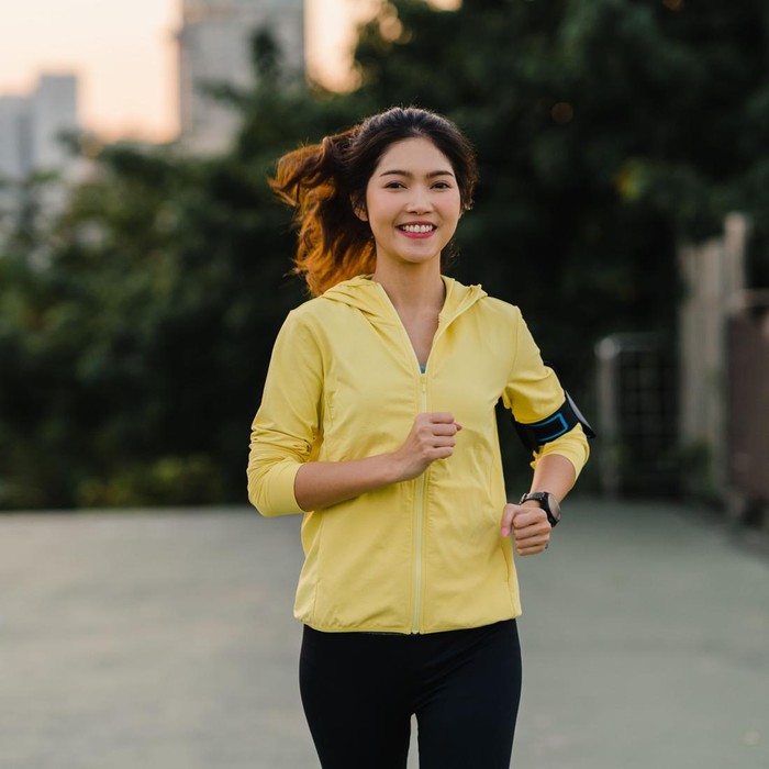 Olahraga merupakan salah satu kunci utama untuk tetap awet muda. Nggak cuma bikin tubuh tetap fit, tapi juga dapat menjaga kesehatan kulit, otak, dan mengendalikan suasana hati.