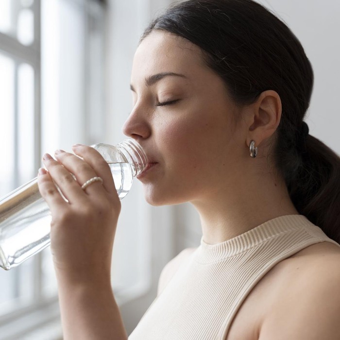 Hal yang tidak kalah penting untuk tetap terlihat segar dan awet muda dengan memastikan kamu rajin minum air putih.