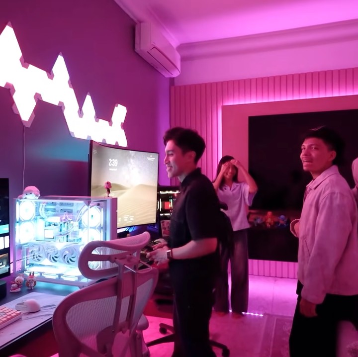 <p>Sangun Regahdo tak hanya membuat satu ruangan <em>gaming</em> di rumahnya. Ia juga meletakkan peralatan <em>gaming</em> lengkap di kamar tidurnya, Bunda. Berbeda dengan ruangan sebelumnya yang menghadap ke taman, di kamar tidur ini Sangun Regahdo menggunakan cahaya lampu berwarna <em>fuchia</em>. (Foto: YouTube AH)</p>