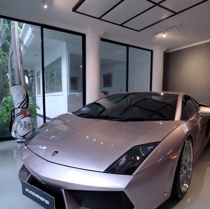 <p>Di sudut ruangan, Sangun Regahdo menyediakan <em>spot</em> untuk garasi mobil mewahnya. Mobil ini berada di dekat meja <em>gaming</em> dan area bersantai, Bunda. (Foto: YouTube AH)</p>