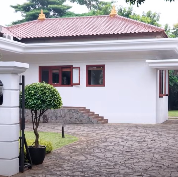 <p>Pengacara viral yang juga putra artis senior Yayuk Suseno, Sangun Ragahdo, resmi menikah dengan Septiningtyas pada 22 Februari 2025. Baru-baru ini, keduanya mengungkap rumah mewah luas yang mereka huni setelah menikah. (Foto: YouTube AH)</p>