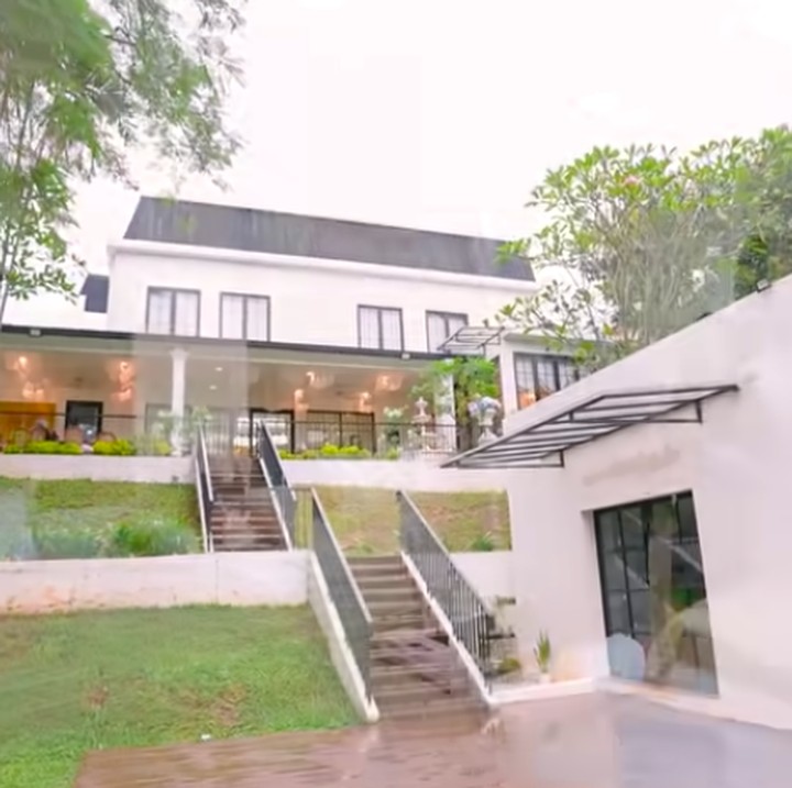 <p>Selanjutnya, Tasyi juga mengajak Jessica melihat halaman belakang rumahnya. Area ini dilengkapi fasilitas kolam renang dan <em>playground</em> untuk anak-anaknya dengan halaman yang begitu luas. (Foto: YouTube Jessica Jane)</p>