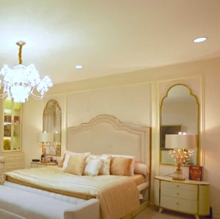 <p>Tasyi Athasyia diketahui masih melakukan renovasi rumah yang telah ditempatinya selama hampir satu tahun. Namun, beberapa area di rumah mewahnya itu sudah ada yang dilengkapi dengan furnitur, Bunda. (Foto: YouTube Jessica Jane)</p>