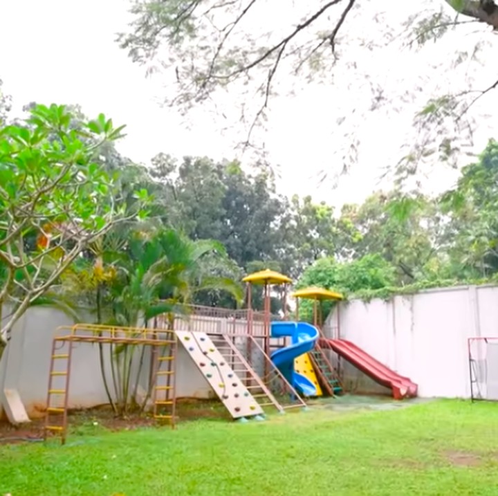 <p>Tasyi mengatakan alasannya mengambil rumah ini karena halamannya luas untuk tempat anaknya latihan futsal. “Ini area luar, salah satu alasan kenapa kita ambil rumah ini karena halamannya. Ini memang sengaja nyari rumah halaman gede karena anak aku main futsal. Jadi, nanti latihan futsal sama gurunya di sini,” jelas Tasyi. (Foto: YouTube Jessica Jane)</p>