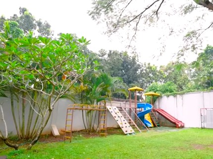 7 Potret Rumah Mewah Tasyi Athasyia, Halaman Luas Bisa untuk Main Futsal Anak