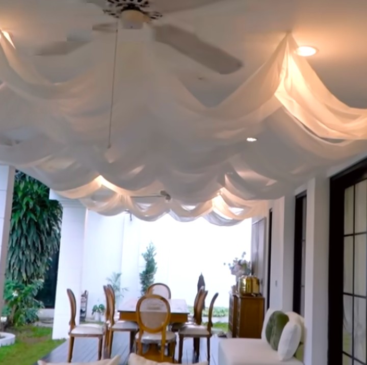 <p>Hal tersebut diketahui langsung melalui video bertema <em>House Tour</em> yang diunggah oleh Jessica Jane di kanal YouTube-nya. “Belum jadi, ini masih direnovasi, iya (masih akan ada perubahan nantinya),” ungkap Tasyi, dikutip dari kanal <em>YouTube Jessica Jane,</em> Rabu (21/5/2025). (Foto: YouTube Jessica Jane)</p>
