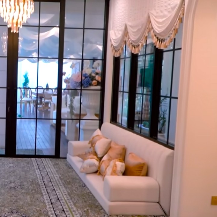 <p>Tasyi dan suami juga menyediakan musala di rumahnya. Tempat ibadah ini didekorasi dengan nuansa <em>white and gold</em> juga. Salah satu yang mencuri perhatian dari area ini adalah karpet elegan yang ternyata terinspirasi dari Raudhah di Madinah. (Foto: YouTube Jessica Jane)</p>