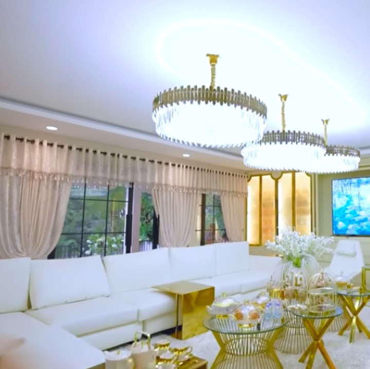 <p>Rumah perempuan 32 tahun ini dipenuhi dengan nuansa <em>white and gold.</em> Misalnya saja seperti ruang keluarga berikut. Ruangan keluarga ini terlihat cukup luas dan berkapasitas hingga 12 orang, lho, Bunda.  (Foto: YouTube Jessica Jane)</p>
