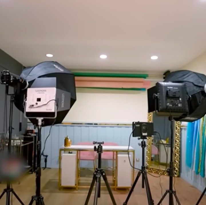 <p>Lantaran berprofesi sebagai konten kreator, Tasyi juga menyediakan satu ruangan sebagai studio syutingnya. Studio tersebut dilengkapi dengan beragam perlengkapan kamera dan alat untuk <em>editing</em>. Tak hanya itu, Tasyi juga memilih <em>wallpaper</em> dinding yang berbeda setiap sisinya untuk kebutuhan syuting. (Foto: YouTube Jessica Jane)</p>