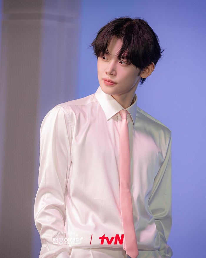 Sebelum sukses mencuri perhatian sebagai cameo di Resident Playbook bersama Soobin TXT, Yeonjun pernah memberikan penampilan spesial dalam drama Live On pada tahun 2021 lalu, lho./ Foto: instagram.com/tvn_drama