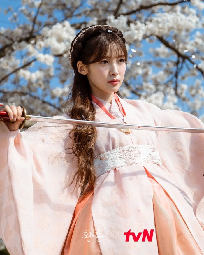 Selain bermusik, Arin OH MY GIRL juga merambah dunia akting pada 2020. Ia sukses membuat publik terkesan dengan aktingnya di Alchemy of Souls (2022), S Line (2025), dan My Girlfriend is a Man (2025)./ Foto: tvN