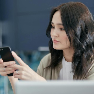 Sering Curhat ke ChatGPT? Pahami Manfaat hingga Risikonya