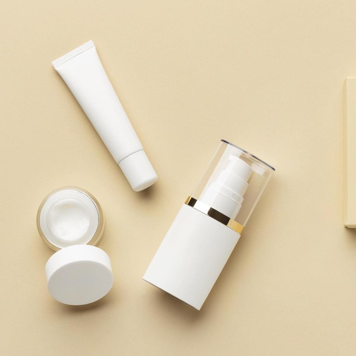 Penggunaan skincare juga pastinya penting untuk membantu mencegah adanya penuaan dini. Dua skincare yang sangat berpengaruh agar kamu tetap terlihat awet muda ialah dengan rajin menggunakan sunscreen dan retinol.