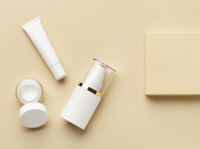 Penggunaan skincare juga pastinya penting untuk membantu mencegah adanya penuaan dini. Dua skincare yang sangat berpengaruh agar kamu tetap terlihat awet muda ialah dengan rajin menggunakan sunscreen dan retinol.