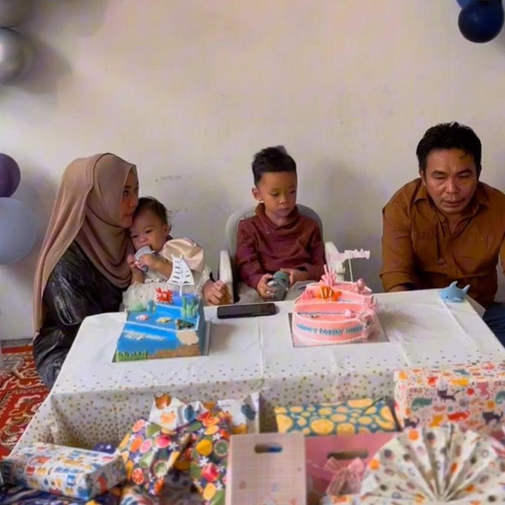 <p>Lahir dengan nama Sulistyawati, mantan penyanyi cilik yang satu ini juga cukup terkenal di era 90-an. Selain masih aktif menjadi penyanyi religi, kini Sulis juga tengah disibukkan menjadi ibu rumah tangga. Ia diketahui telah memiliki dua anak. (Foto: Instagram@suliszehra)</p>