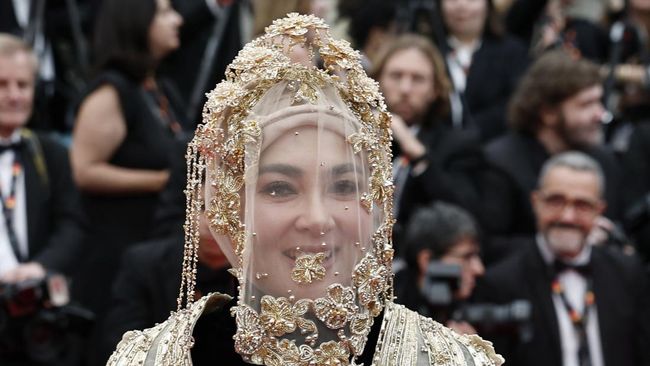 United Society Council blak-blakan mengenai alasan kasih penghargaan ke Syahrini di Cannes 2025.