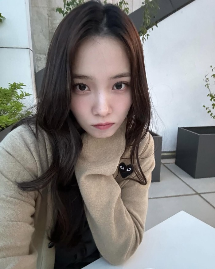 Tak hanya dikagumi akan kecerdasannya, Yoon So Hee juga terkenal sebagai aktris mumpuni yang merintis karinya di bawah naungan SM Culture and Contents dan kemudian melanjutkan kegiatan di Saram Entertainment sampai saat ini./ Foto: instagram.com/sh_ovel_y