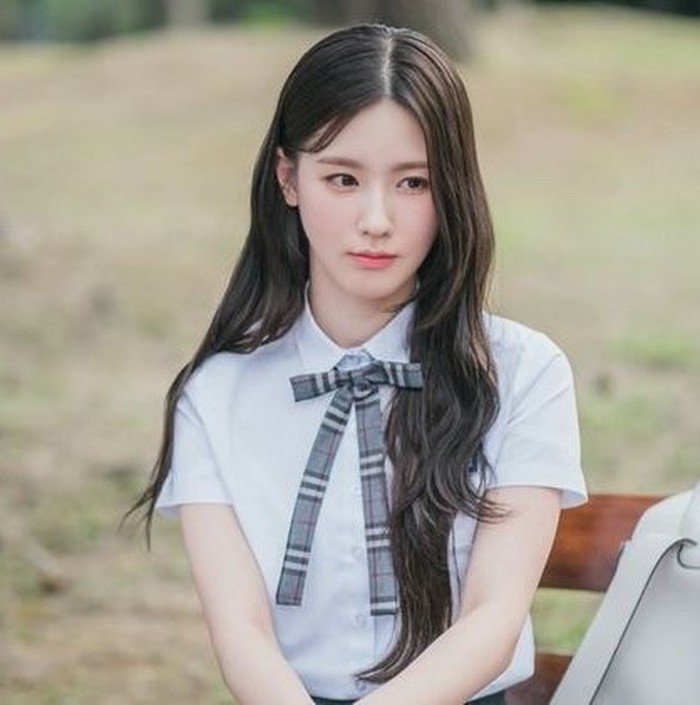 Tak lama setelah debut bersama i-dle pada 2018 silam, Miyeon turut memulai karier di dunia seni peran. Kala itu, ia didapuk bermain tiga web drama sekaligus di tahun 2021, mulai dari Replay: The Moment, Delivery, Adult Trainee./ Foto: TVING