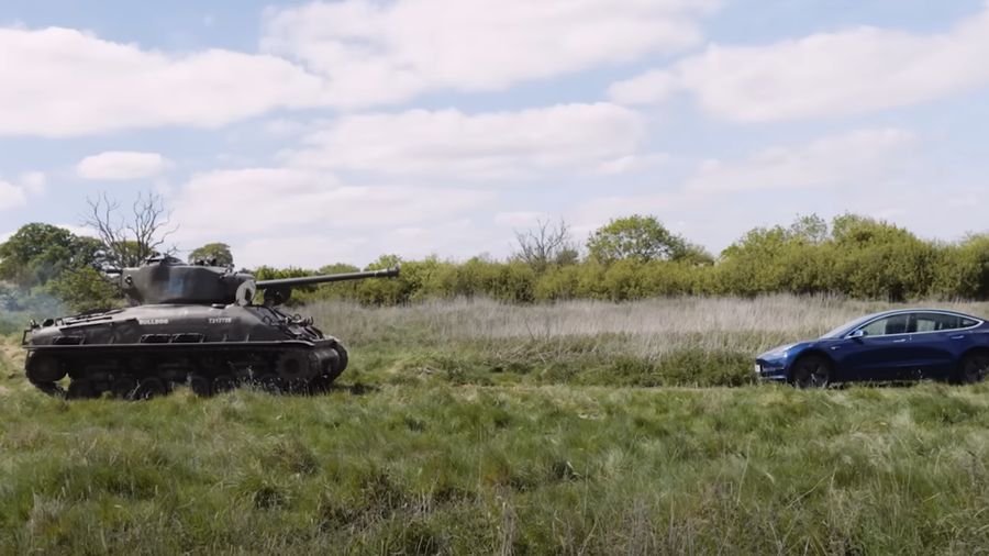 Tank vs Tesla. (Tangkapan Layar Youtube 
Led By Donkeys)
