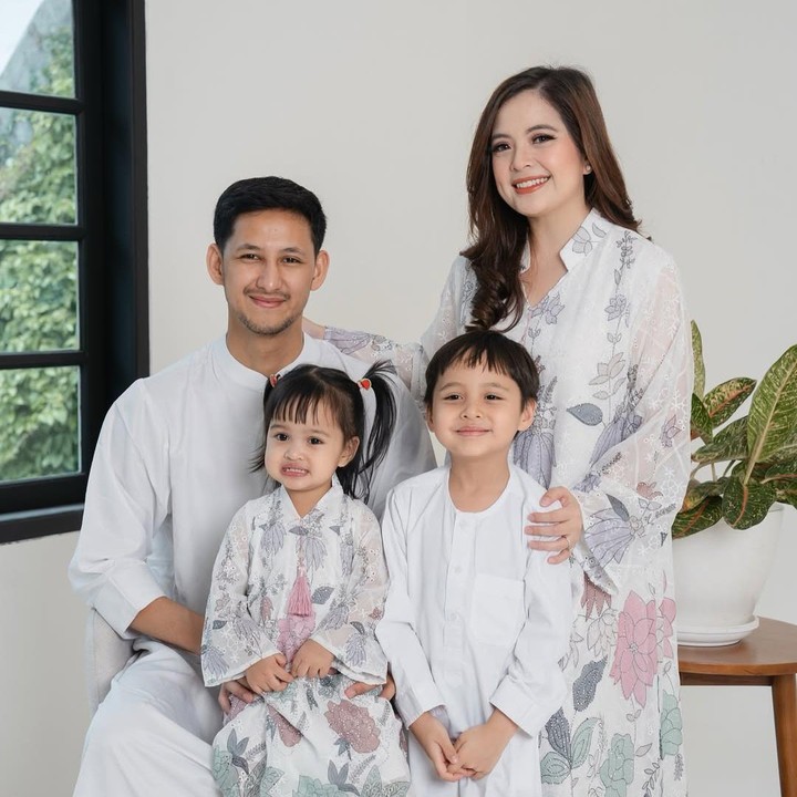 <p>Bunda pastinya sudah tidak asing lagi dengan pelantun lagu <em>Libur Telah Tiba</em> yang satu ini, bukan? Tasya Kamila yang dulu sempat menjadi penyanyi cilik era 90-an itu kini telah berusia 32 tahun. Ia pun telah menikah dengan Randi Wardhana Bachtiar pada 2018 dan dikaruniai dua anak, Arrasya Wardhana Bachtiar dan Shafanina Bachtiar. (Foto: Instagram@tasyakamila)</p>