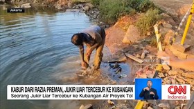 VIDEO: Kabur dari Razia Preman, Jukir Liar Tercebur ke Kubangan