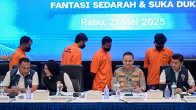 FOTO: Wajah-Wajah di Balik Akun FB Fantasi Sedarah dan Suka Duka