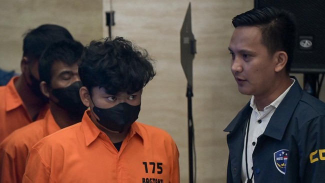 1 Tersangka Grup Inses FB Buronan Kasus Pencabulan Anak di Bengkulu Polisi total menangkap 6 tersangka kasus asusila anak dalam grup Facebook 'Fantasi Sedarah'. Mereka terancam 15 tahun penjara.
