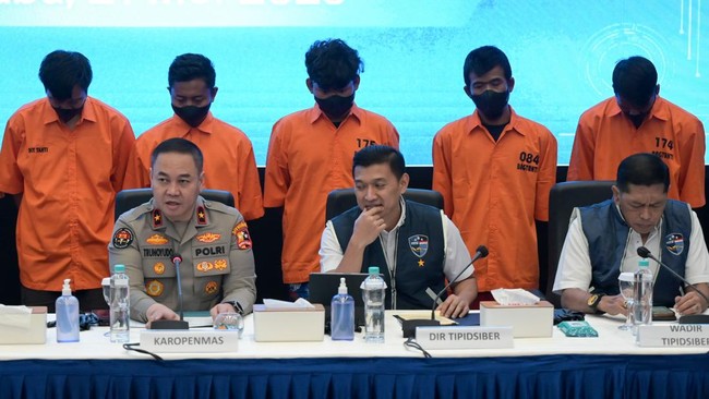Anggota DPR Martin Tumbelaka mendesak Kominfo dan Polri membongkar sindikat konten kekerasan seksual anak di media sosial, usai penangkapan pelaku grup FB.