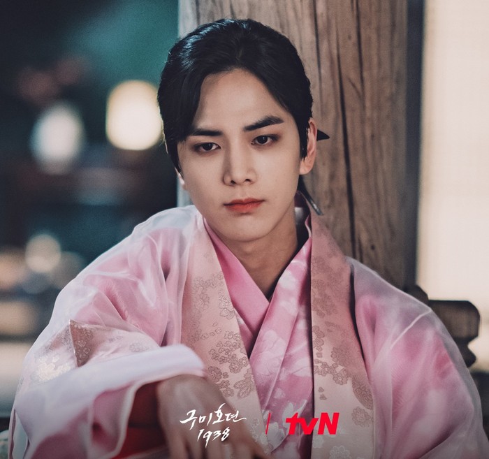 Web drama populer Love Revolution (2020) menjadi debut akting bagi Younghoon THE BOYZ. Berkat kemampuan aktingnya yang apik, ia sempat didapuk sebagai cameo dalam One the Woman (2021) dan Tale of the Nine Tailed 1938 (2023)./ Foto: tvN