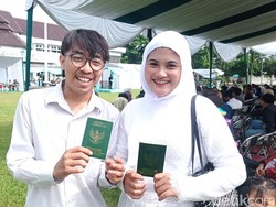 Senyum Bahagia Adam dan Adinda Usai 7 Tahun Menikah Tak Tercatat