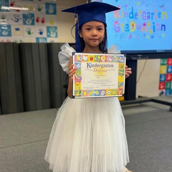 <p>Farah Quinn pun mengunggah foto ketika putrinya yang akrab disapa Yaya ini merayakan kelulusan TK secara sederhana di sekolah. Yaya tampak cantik mengenakan gaun berwarna putih dipadukan dengan kaos kaki renda warna senada dan sepatuh bernuansa <em>gold</em>. (Foto: dok. Instagram @farahquinnofficial)</p>