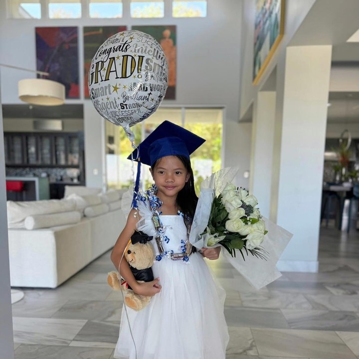 <p>Farah Quinn juga berharap jika kelak putri tercintanya jadi kebanggaan orang tua. "Waktu cepat sekali berlalu, sekarang Adek Yaya sudah lulus TK. Semoga Adek selalu menjadi anak yang pintar, sehat, dan membanggakan Mama dan Papa," ujar Farah Quinn. (Foto: dok. Instagram @farahquinnofficial)</p>