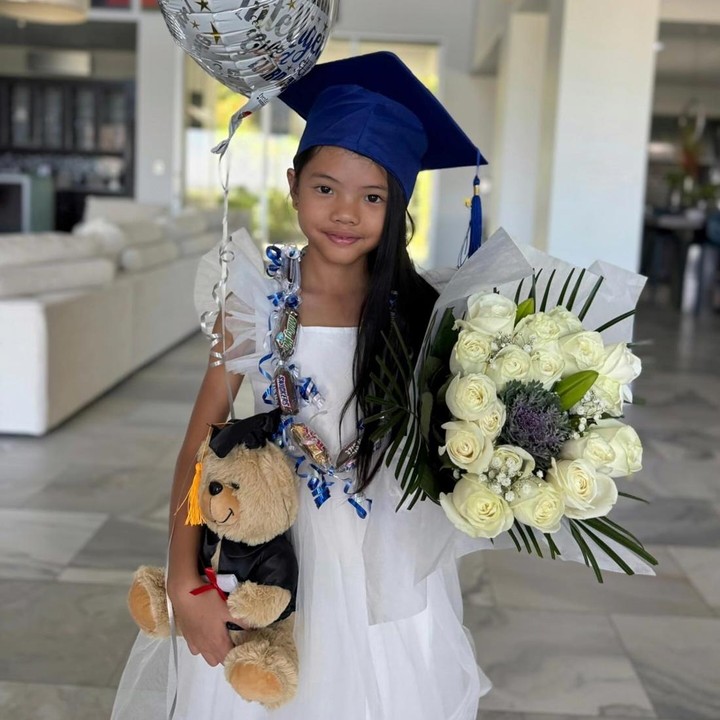 <p>Melalui keterangan foto, Farah Quinn menyampaikan rasa bahagianya atas kelulusan sang putri untuk melanjutkan pendidikan ke jenjang Sekolah Dasar. "Bintang kecil kami, Amaira lulus dari taman kanak-kanak, kemarin! Kami sangat bangga dengannya atas rasa ingin tahunya, kebaikannya, dan semua kebahagiaan yang dibawahnya dalam hidup kami," tulis Farah Quinn. (Foto: dok. Instagram @farahquinnofficial)</p>