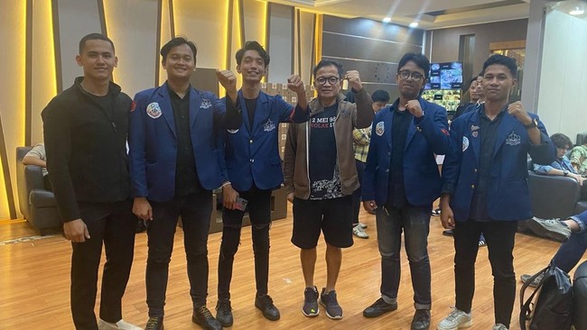 12 Mahasiswa yang Ditangkap saat Demo 27 Tahun Reformasi Dibebaskan Sebanyak 12 mahasiswa yang ditangkap saat demo reformasi di Balai Kota Jakarta telah dibebaskan. Polda Metro Jaya masih menyelidiki kasus penganiayaan polisi.