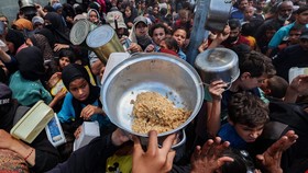 FOTO: Anak-anak Gaza Kelaparan Antre Berjam-jam untuk Dapat Makanan