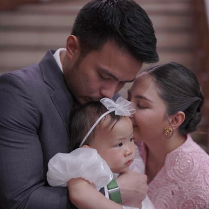 <p>Jessica diketahui melakukan pembaptisan sang putri di salah satu gereja di Jakarta. Mereka pun tak lupa mengabadikan momen tersebut. “Awal yang indah untuk malaikat kecil kita,” tulis Jessica, dikutip dari laman<em> Instagram@jscmila,</em> Kamis (22/5/2025). (Foto: Instagram@jscmila)</p>